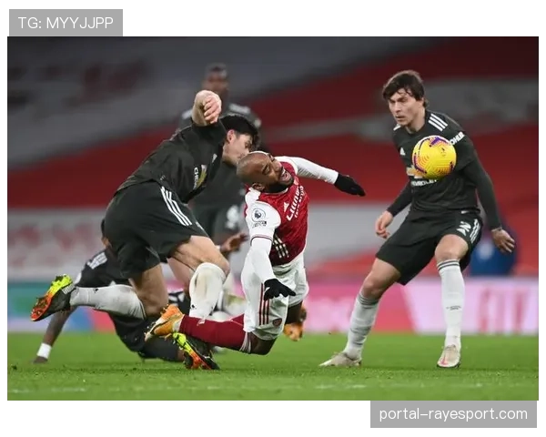 拜仁慕尼黑飞抵曼彻斯特,图赫尔赛前发布会强调限制哈兰德